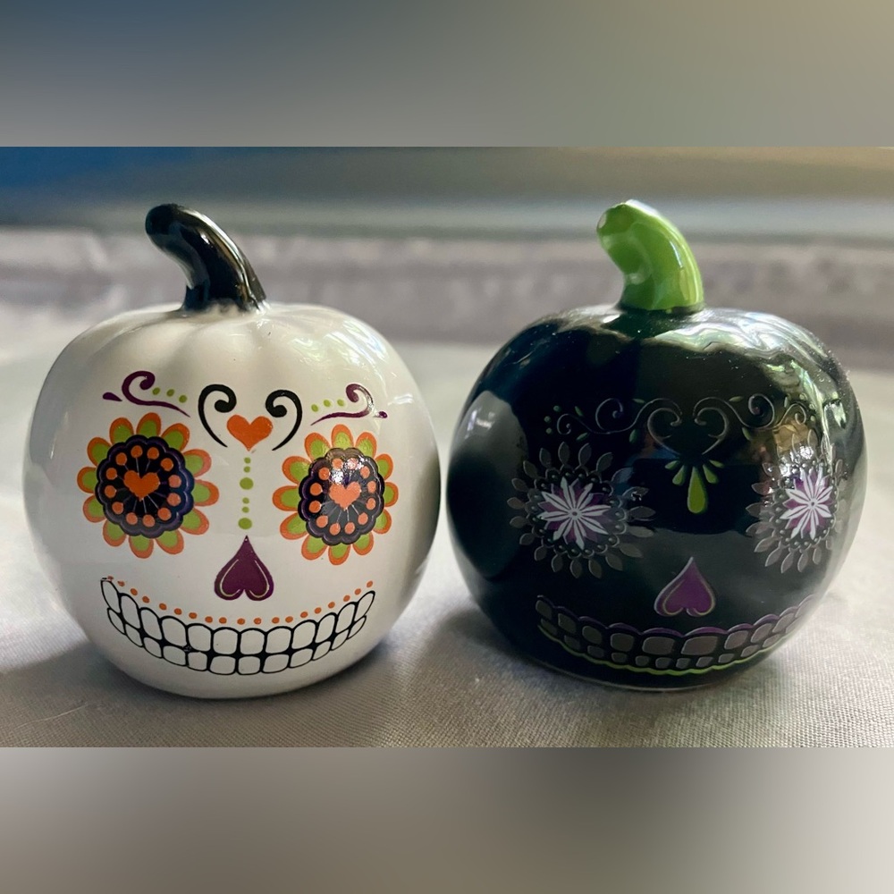 👻NWOT Cracker Barrel Sugar Skull Halloween Day of the Dead Salt & Pepper Shakers